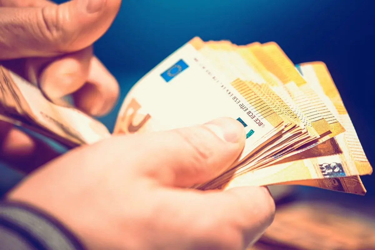 Nuove opportunità di guadagno per giovani e pensionati: quali lavori sono più richiesti d’estate?